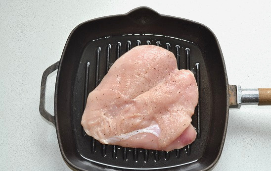 1. Этап. Шаурма на гриле: Куриное филе промойте, посолите, поперчите и обжарьте до готовности.