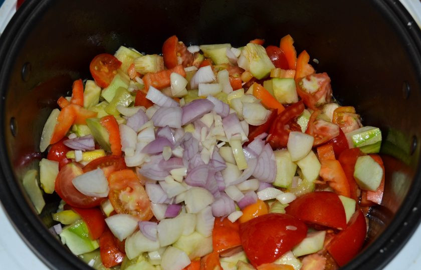 1. Этап. Салат из помидоров и кабачков на зиму: И сразу же добавьте лук и чеснок.
