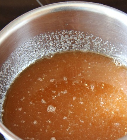 1. Этап. Конфитюр из перца: 4. Из лимона выжать сок. В кастрюле соединить воду, сок лимона и сахар. Поставить на огонь и, постоянно перемешивая, полностью растворить сахар.