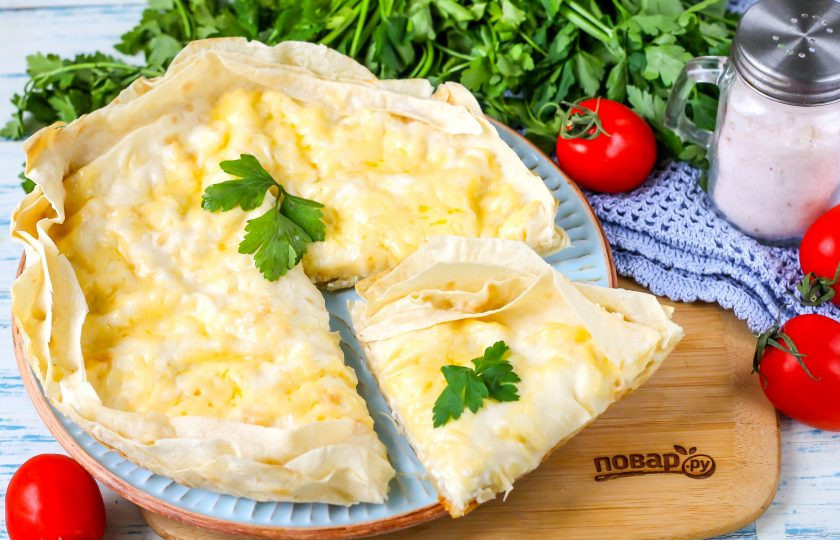 1. Этап. Пирог из лаваша на сковороде: Нарежьте на порции и подайте к столу с чаем или кофе.