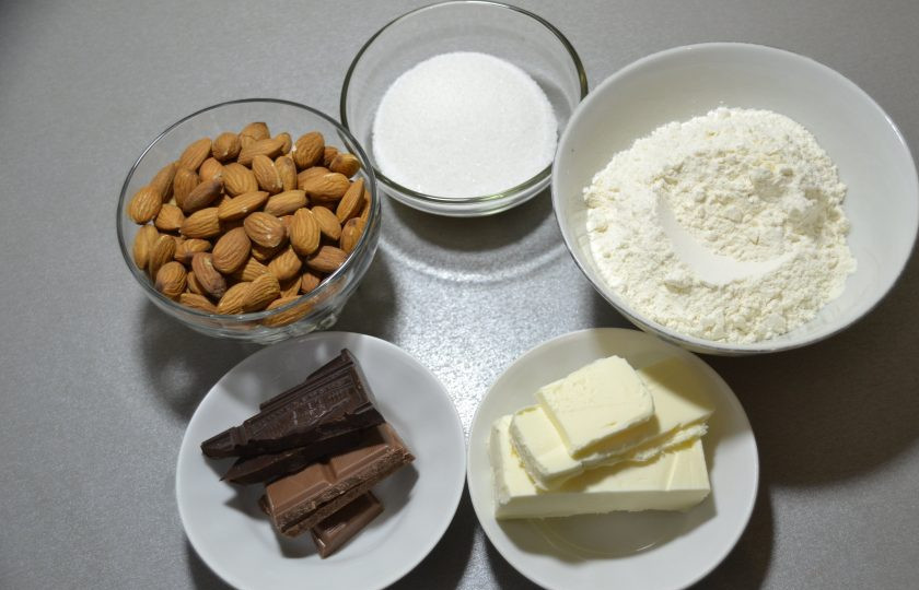 1. Этап. Итальянское печенье с миндалем: Подготовьте необходимые ингредиенты.