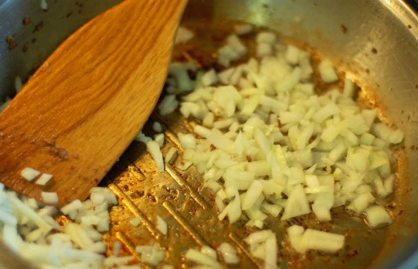 1. Этап. Макароны с мясом: Начинаем приготовление нашего блюда с обжаривания мелко нарезанного лука и чеснока. Обжариваем их в масле пока они не подрумянятся и не пустят приятный аромат.