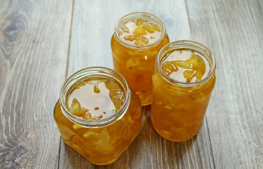 1. Этап. Ананасы на зиму: Разложите остывшую заготовку из ананасов по банкам и закройте.