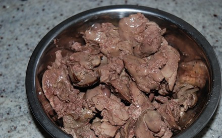 1. Этап. Пирожки с печенью и картошкой: Печень лучше всего брать куриную, но с говяжьей или свиной получается тоже вкусно. Итак, отвариваем печень в воде до полной готовности.