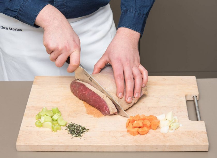 1. Этап. Рагу из говядины с сельдереем: 1. Подготовьте овощи. Нарежьте кубиками морковь, сельдерей и лук. Измельчите розмарин, тимьян и чеснок. Мясо нарубите средними кусочками. Затем в сотейнике разогрейте масло. Обжарьте в нём в течение 5 минут сельдерей, лук, морковь, корицу, травы, чеснок и лавровый лист.