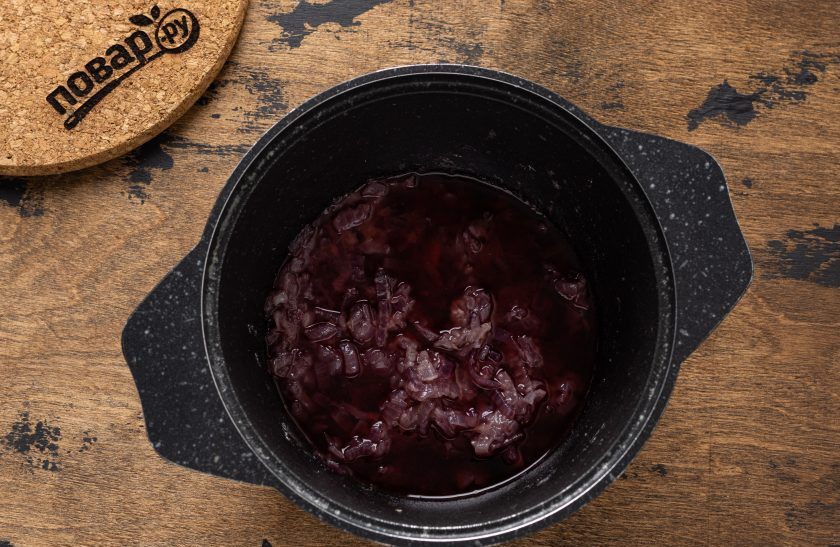 1. Этап. Соус из красного лука: Влейте красное вино и тушите 2-3 минуты.