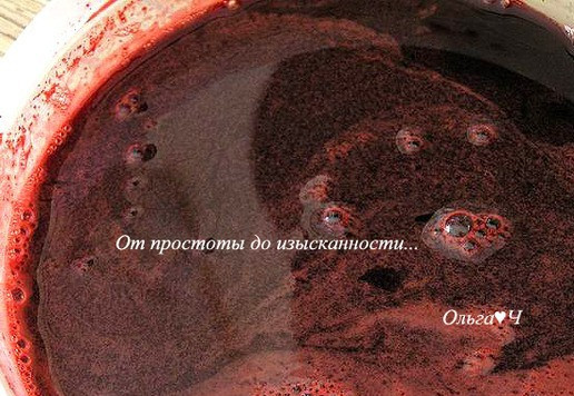 1. Этап. Салат с грушей и свекольным желе: Для свекольного желе выжмите сок из свеклы с помощью соковыжималки, добавьте сироп и бальзамический уксус, перемешайте. Долейте воду, чтобы получилось 300 мл. Перелейте смесь в кастрюльку, добавьте агар-агар, доведите до кипения, помешивая, варите 1-2 минуты или как указано на упаковке с агар-агаром. Перелейте жидкость в подходящую форму так, чтобы слой желе был 1-1,5 см. Остудите до застывания.