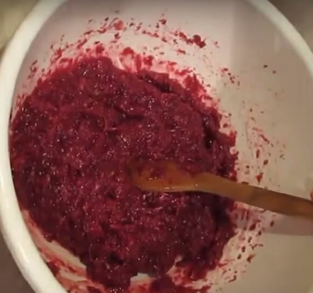 1. Этап. Варенье из розовых лепестков с лимонным соком: Затем измельчите лепестки в пюре с помощью блендера. Не делайте это долго, т.к. варенье быстро окисляется.