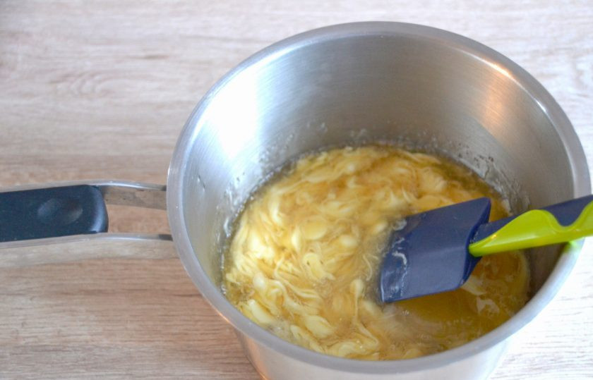 1. Этап. Торт Груши в карамели: Влейте карамельную массу в заранее подготовленную смесь шоколада, сгущенного молока и желатина.