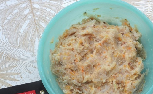 1. Этап. Рыбные котлеты с рисовой полентой: Рыбный фарш хорошо перемешать, отбить и убрать на 15-20 минут в холодильник.