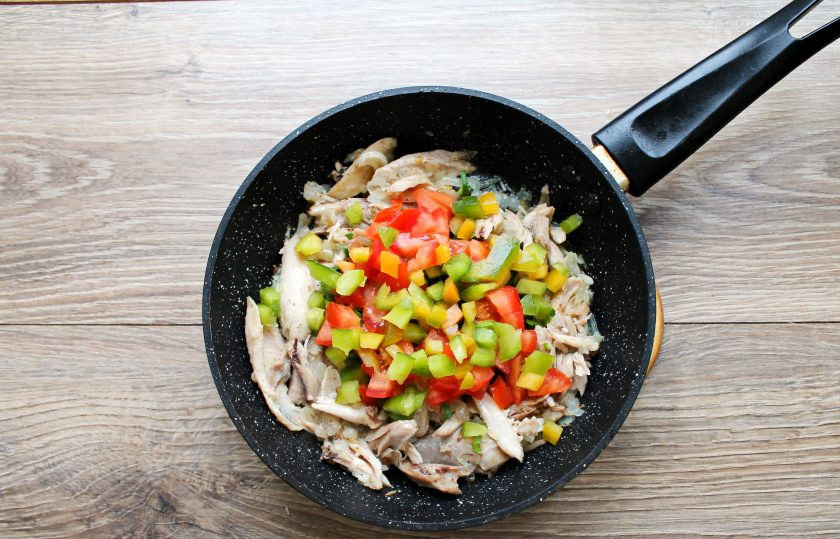 1. Этап. Томатный суп с кинзой: У перца отрежьте хвостик, удалите перегородки и семена. Порежьте его мелким кубиком и выложите в сковороду.