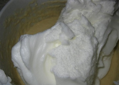 1. Этап. Пасхальный кулич простой: И взбитые в крутую пену со щепоткой соли белки. Не спеша и аккуратно перемешиваем.