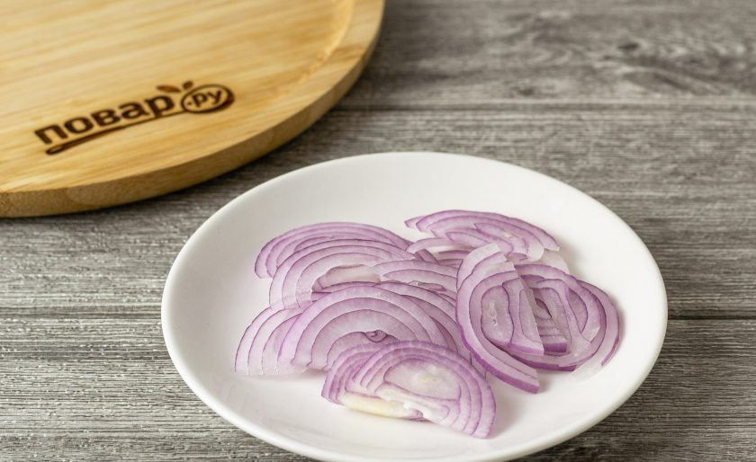 1. Этап. Салат с вялеными томатами: Красный лук нарежьте тонкими полукольцами.