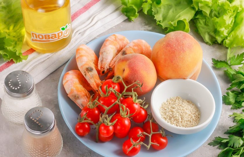 1. Этап. Салат с креветками и персиками: Подготовьте указанные ингредиенты. Если вы приобрели креветки розового цвета, то они варено-мороженые, а если серого, то они сырые. Время прогревания первых в кипятке — 2-3 минуты, а вот вторые нужно отварить в течение 3-5 минут.