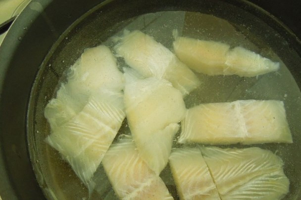 1. Этап. Суп из филе пангасиуса: Поставьте вариться рыбу, не забывайте образующуюся снимать пенку.