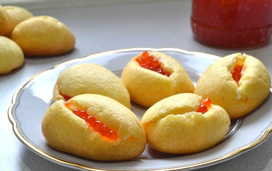 1. Этап. Профитроли с красной икрой: 10. Остывшие профитроли острым ножом надрежьте и наполните икрой с маслом или сливочным сыром. Все, вкуснейшая закуска готова. Приятного аппетита!