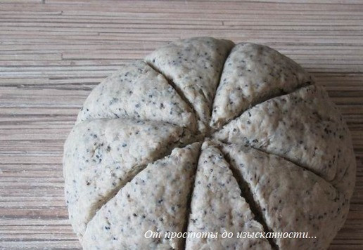 1. Этап. Быстрый хлеб с маком и тмином: Сделайте 8 надрезов.