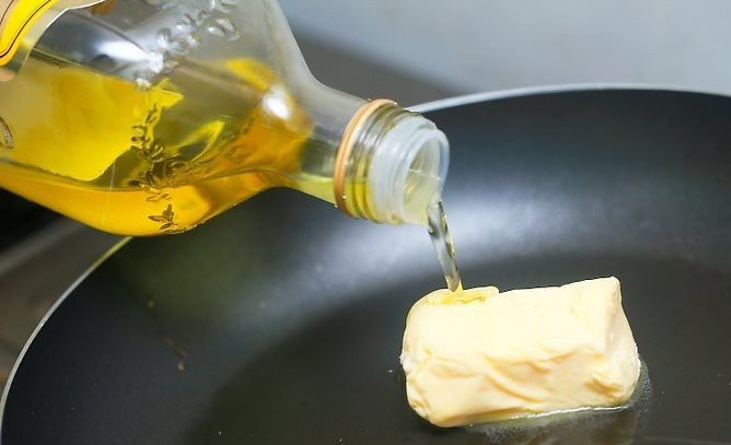 1. Этап. Сибас жареный: Разогрейте сковороду, растопите сливочное масло и добавьте оливковое.