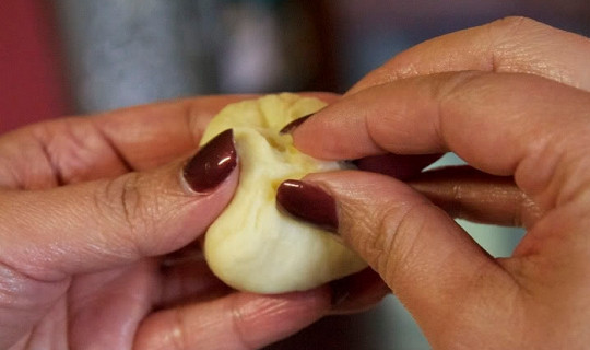 1. Этап. Булочка с повидлом: 6. После отщипывайте небольшой кусочек теста, разминайте его как следует в руках. В центр вложите ложку повидла и аккуратно залепите края.