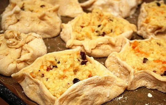 1. Этап. Корзинки с пшенной кашей: Кладем в центр каждого кружочка небольшую часть нашей начинки. Защипываем края, однако на заворачиваем начинку в тесто полностью - корзинки должны быть открытыми. Для наглядности смотрите фото.