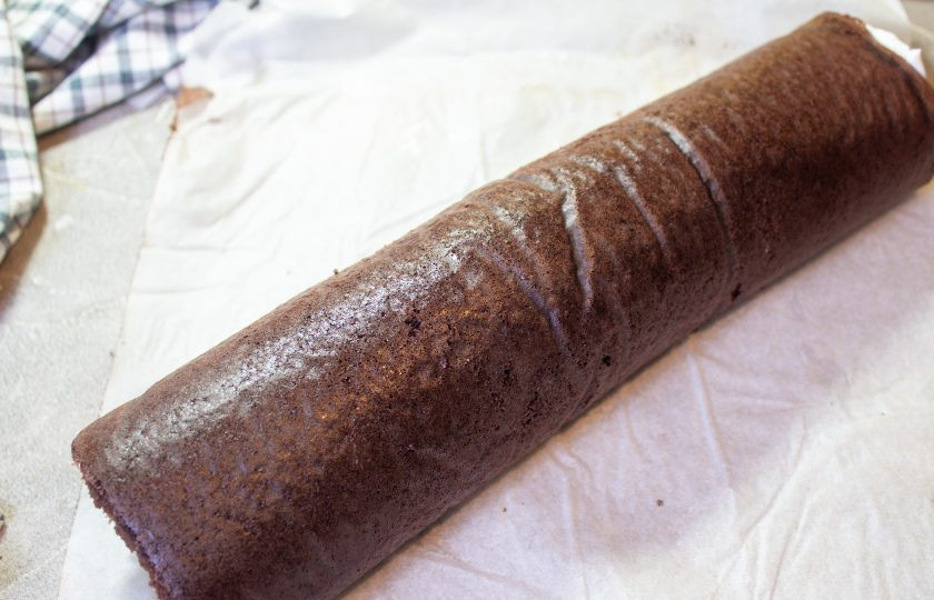 1. Этап. Шоколадный рулет без муки: Сверните в рулет.