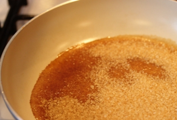 1. Этап. Самурайский пудинг: Теперь займемся карамельным соусом. Коричневый сахар и лимонный сок смешайте и прогревайте на среднем огне до полного растворения сахара.