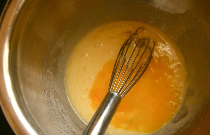 1. Этап. Шведский миндальный пирог: 2. Венчиком взбить сахарную смесь с яйцами, добавляя по одному яйцу за раз. Взбить с солью, ванильным и миндальным экстрактом.