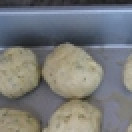 1. Этап. Сырные булочки Эмменталь: Выкладываем сырные булочки на слегка смазанный маслом противень. Оставьте на 1 час в теплом месте.