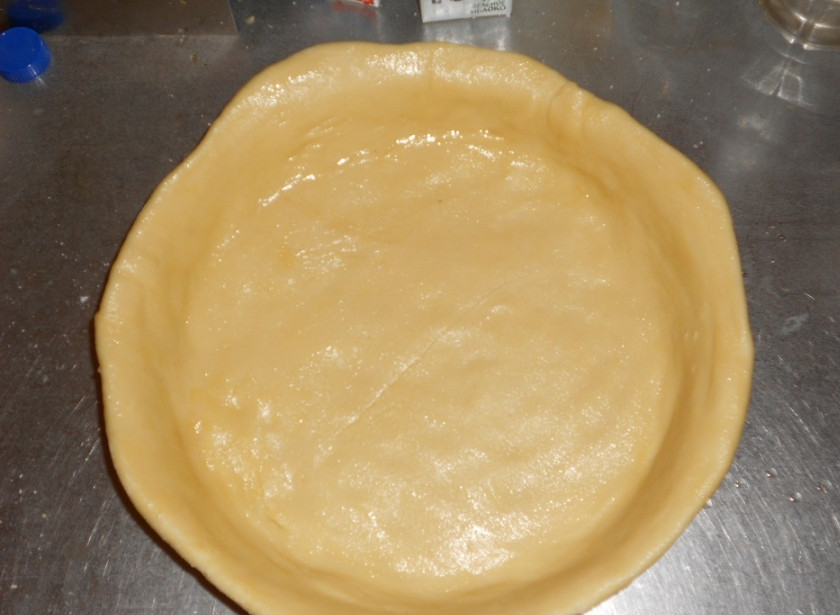 1. Этап. Пирог Курник: Тот кусок, что побольше раскатываем первым, это будет у нас дно нашего творения, поэтому сильно тонко его раскатывать не стоит, лучше сделать так, раскатать толщиной примерно в 7 мм - 1 см а затем края круга сделать потоньше, тем самым у нас получится толстое дно и тонкие края пирожка. Края должны чуть свисать с формы, тогда будет потом удобнее залеплять.