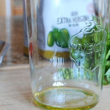 1. Этап. Помидоры, сушеные в духовке: На дно баночки, в которой будем хранить помидоры, наливаем немного оливкового масла.