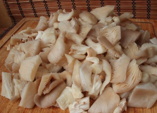 1. Этап. Вешенки с рисом: 2. Нарежьте небольшими кусочками и выложите на сковороду.