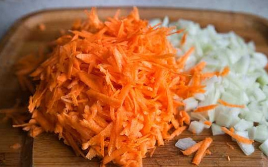 1. Этап. Суп грибной с шампиньонами: 5. Очистите лук и нарежьте мелкими кубиками. Морковь натрите на терке.
