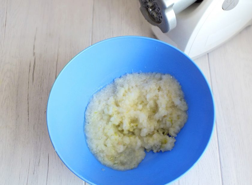 1. Этап. Манты с индейкой: Приготовьте фарш. Для этого пропустите очищенный лук через мясорубку со средней решеткой.