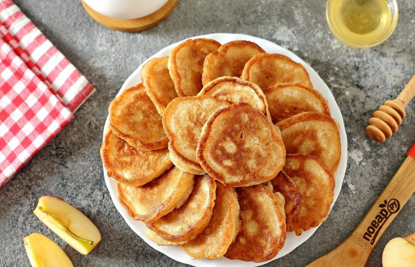 1. Этап. Оладьи на ряженке с яблоками: Готовые оладьи на ряженке можно подавать со сметаной, медом или любым другим топпингом. Приятного аппетита!