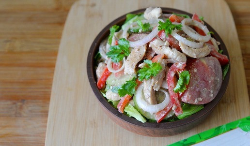 1. Этап. Салат Глехурад с индейкой: Перед подачей на сервировочное блюдо (тарелку) кладём листья салата. На листья кладём готовый салат. Посыпаем рубленой зеленью кинзы. Приятного аппетита!