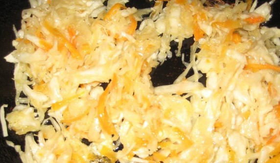 1. Этап. Щи донские с рыбой: Капусту квашеную отожмите, но сок из-под нее не выливайте. Обжарьте капусту на сковороде тоже до золотистого цвета. Когда картошка будет готова, добавьте в щи капусту и специи по вкусу. Варите еще минут 5-7.