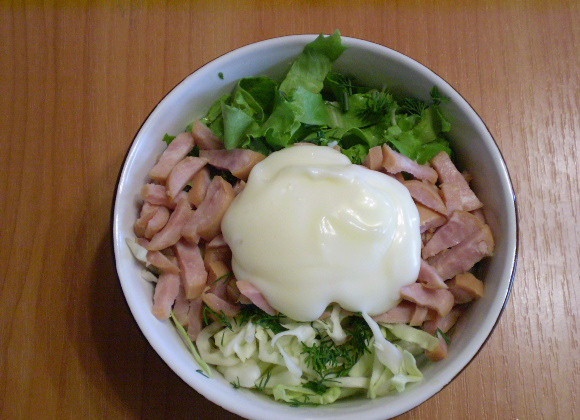 1. Этап. Капустный салат с майонезом: 6. Солим, заправляем майонезом.