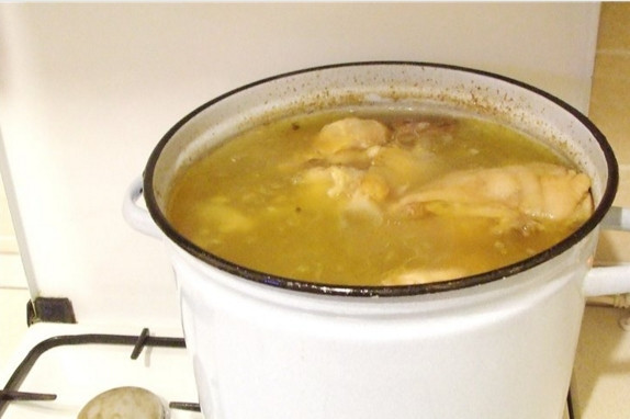 1. Этап. Холодец из курицы в бутылке: 1. Мясо и курицу хорошенько промываем и закладываем в кастрюлю, варим вместе с луком и морковью, а также с солью где-то 5-6 часов.