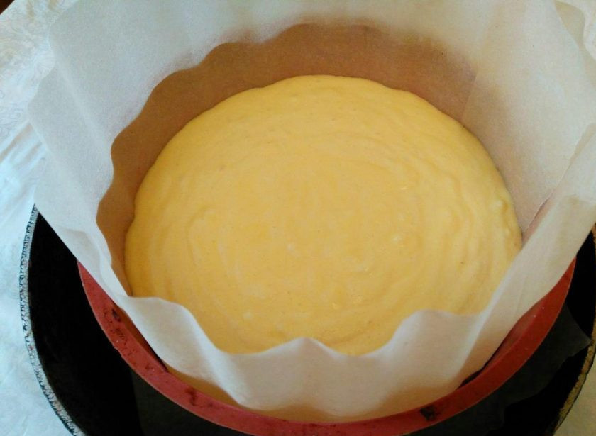 1. Этап. Японский хлопковый чизкейк: Готовое однородное жидкое тесто вылейте в силиконовую или металлическую форму, подготовленную следующим образом: дно и бока застелите пекарской бумагой так, чтобы бумага выходила за края формы на 4-5 см. Поместите форму с тестом в другую форму большего диаметра, на дне которой должен находиться лист пекарской бумаги.