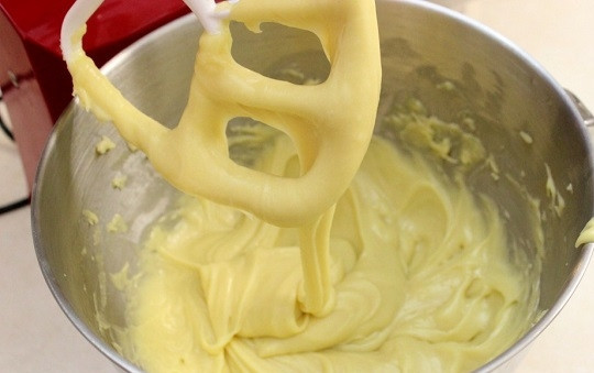 1. Этап. Торт Поленница из заварного теста: 3. Немного остудив тесто, вбейте по одному яйца, постоянно взбивая. Тесто должно получиться очень мягким, однородным.