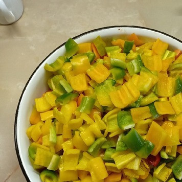 1. Этап. Острое лечо: Перец вымыть, убрать плодоножку, крупно нарезать и добавить к помидорам. Туда же добавить растительное масло, сахар, уксус, соль, мелко нарезанный чеснок, горький перец и молотый красный перец. Варить 20мин.