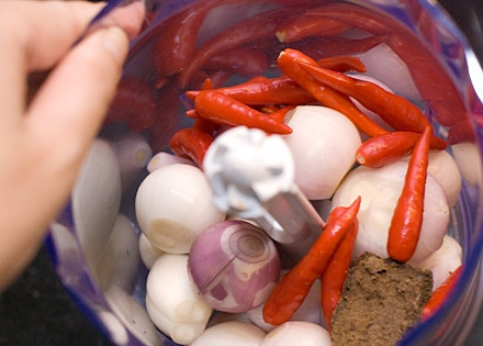 1. Этап. Жареная рыба с чили-пастой: 1. В чашу блендера положите чили, лук, соль и перец.