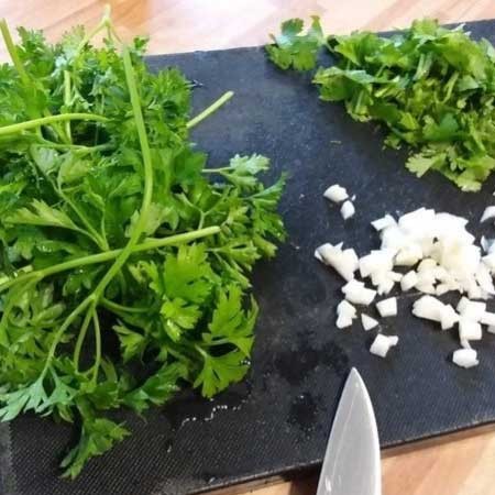 1. Stage. Garlic prawns: Finely chop the garlic and parsley. Cut the lemon into halves.