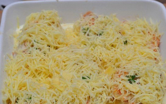 1. Этап. Куриное филе со сливками: Посыпьте все тертым сливочным сыром и отправьте в духовку на 20-25 минут. Оптимальная температура – 190-200 градусов.