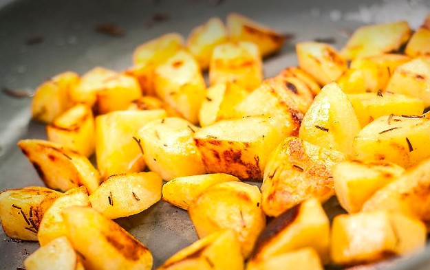 1. Этап. Жареный картофель: Обжаривайте кусочки до золотистой корочки. Внутри картошка должна стать мягкой.