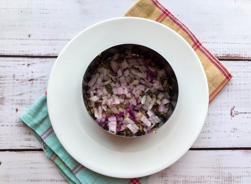 1. Этап. Салат со свеклой и шпротами: Сверху шпрот выложите мелко нарезанный красный лук.