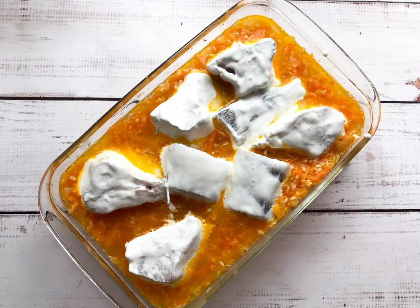 1. Этап. Рыба с рисом и овощами в духовке: Рыбу хорошо помойте, очистите от внутренностей, нарежьте небольшими кусочками, обваляйте их в сметане и выложите поверх риса. Накройте форму фольгой и отправьте в предварительно разогретую духовку до 180 градусов на 30 минут.