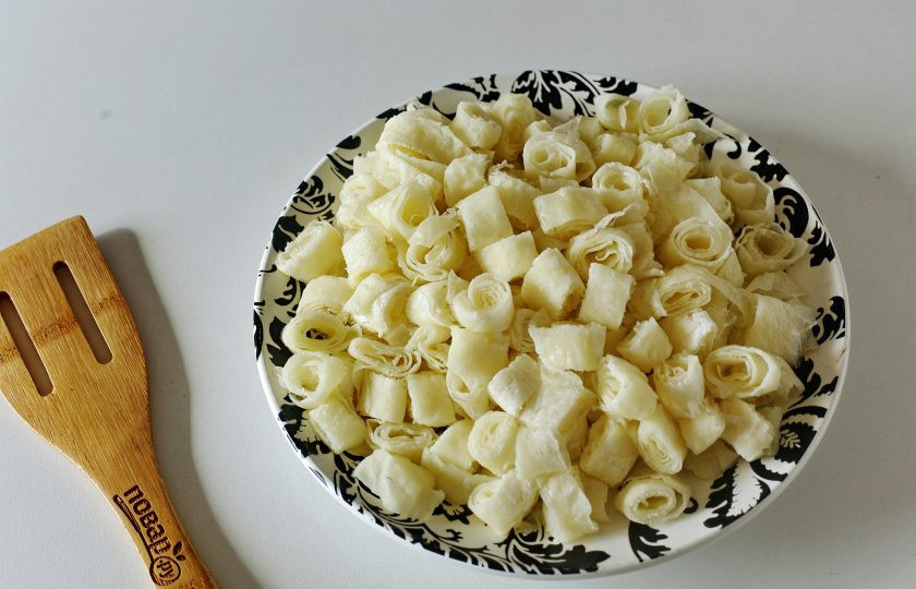 1. Этап. Молочный суп по-могилевски: Затем блинчики нарежьте колечками.