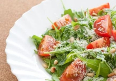 1. Этап. Романтический ужин для девушки: Салат мы делаем легкий и полезный. Помидоры черри режем пополам или на 4 части. Пармезан натираем на мелкой терке. Чистую и подсушенную рукколу рвем на части или же используем целую. Кедровые орешки поджарим немного на сковороде, тогда у салата будет очень вкусный аромат. Выкладываем зелень и помидоры на красивую тарелку, посыпаем кедровыми орешками, поливаем оливковым маслом и солим по вкусу.