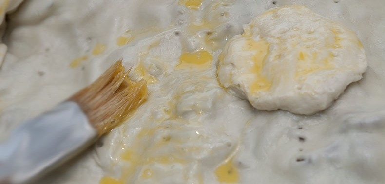 1. Этап. Мясной пирог под слоеным тестом: Смазываем наше тесто взбитым яйцом, ставим пирог в духовку, разогретую до 180 градусов, и запекаем 25-30 минут до румяности теста.